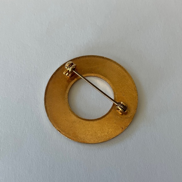 Vintage Gold Tone Round Brooch - Picture 3 of 3